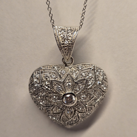 Silver, heart shaped pendant with cubic zirconia diamond. - Picture 3 of 9